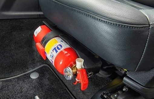 차량 시트 아래 장착된 소화기