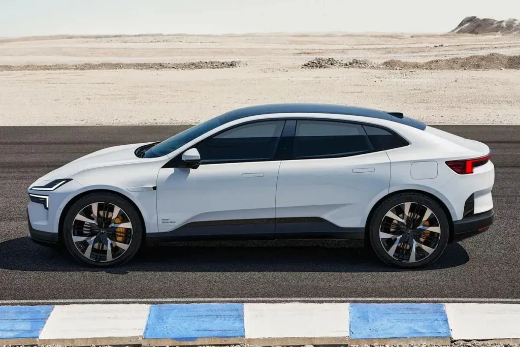 도로를 달리는 폴스타4